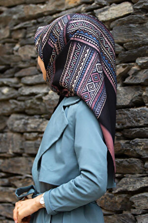 % 57 İPEK % 43 VİSKON Twill İpek Etnik Desenli Gül Kurusu - Siyah Renkli 90x90 Eşarp Dikim Şekli : El Dikişi