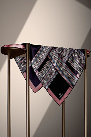 % 57 İPEK % 43 VİSKON Twill İpek Etnik Desenli Gül Kurusu - Siyah Renkli 90x90 Eşarp Dikim Şekli : El Dikişi