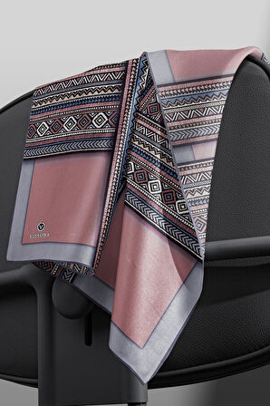 % 57 İPEK % 43 VİSKON Twill İpek Etnik Desenli Pudra - Gri Renkli 90x90 Eşarp Dikim Şekli : El Dikişi