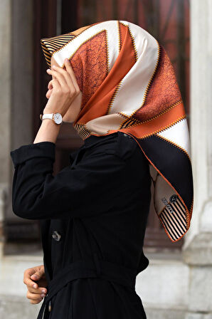 % 57 İPEK % 43 VİSKON Twill İpek Geometrik Desenli Taba - Siyah Renkli 90x90 Eşarp Dikim Şekli : El Dikişi