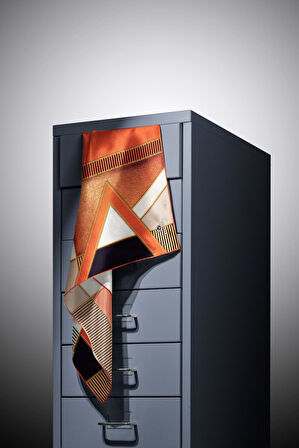 % 57 İPEK % 43 VİSKON Twill İpek Geometrik Desenli Taba - Siyah Renkli 90x90 Eşarp Dikim Şekli : El Dikişi