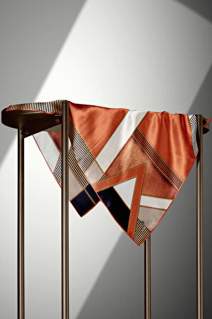 % 57 İPEK % 43 VİSKON Twill İpek Geometrik Desenli Taba - Siyah Renkli 90x90 Eşarp Dikim Şekli : El Dikişi