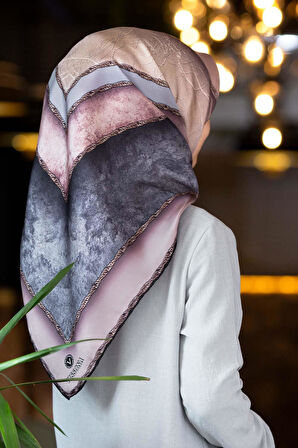 % 57 İPEK % 43 VİSKON Twill İpek Dokulu Geometrik Desenli Pudra - Gri Renkli 90x90 Eşarp Dikim Şekli : El Dikişi