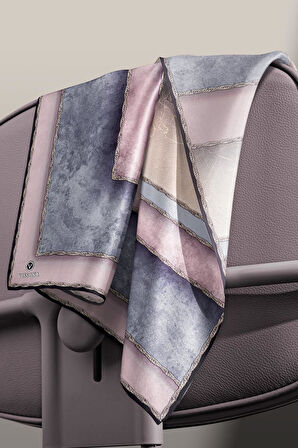 % 57 İPEK % 43 VİSKON Twill İpek Dokulu Geometrik Desenli Pudra - Gri Renkli 90x90 Eşarp Dikim Şekli : El Dikişi