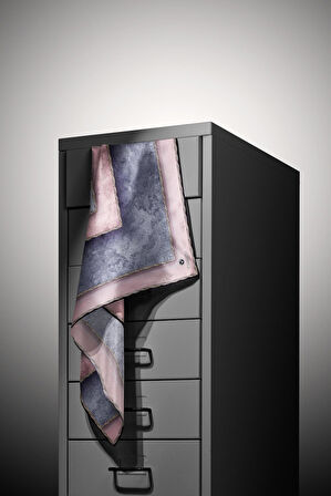 % 57 İPEK % 43 VİSKON Twill İpek Dokulu Geometrik Desenli Pudra - Gri Renkli 90x90 Eşarp Dikim Şekli : El Dikişi