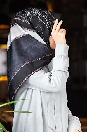 % 57 İPEK % 43 VİSKON Twill İpek Dokulu Geometrik Desenli Siyah - Krem Renkli 90x90 Eşarp Dikim Şekli : El Dikişi