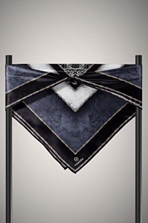 % 57 İPEK % 43 VİSKON Twill İpek Dokulu Geometrik Desenli Siyah - Krem Renkli 90x90 Eşarp Dikim Şekli : El Dikişi