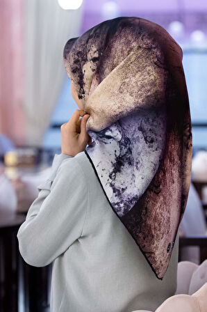 % 57 İPEK % 43 VİSKON Twill İpek Dokulu Ve Geometrik Desenli Pudra - Gri Renkli 90x90 Eşarp Dikim Şekli : El Dikişi