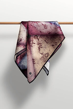 % 57 İPEK % 43 VİSKON Twill İpek Dokulu Ve Geometrik Desenli Pudra - Gri Renkli 90x90 Eşarp Dikim Şekli : El Dikişi