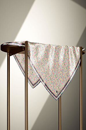 %100 Twill İpek Çıtır Desenli Krem - İndigo Renkli 90x90 Eşarp Dikim Şekli : El Dikişi