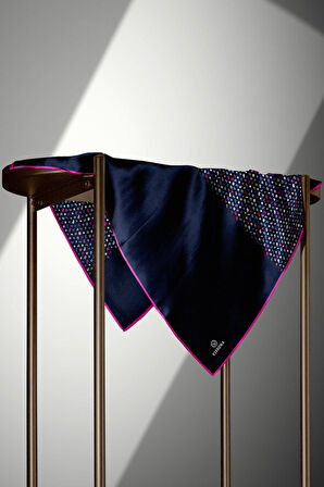 %100 Twill İpek Çıtır Şerit Desenli Lacivert - Fuşya Renkli 90x90 Eşarp Dikim Şekli : El Dikişi