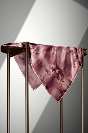 % 57 İPEK % 43 VİSKON Twill İpek Çiçek Desenli Pudra Renkli 90x90 Dikim Şekli : El Dikişi Eşarp