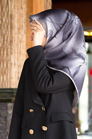 % 57 İPEK % 43 VİSKON Twill İpek Çiçek Desenli Gümüş Renkli 90x90 Dikim Şekli : El Dikişi Eşarp