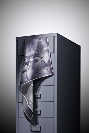 % 57 İPEK % 43 VİSKON Twill İpek Çiçek Desenli Gümüş Renkli 90x90 Dikim Şekli : El Dikişi Eşarp