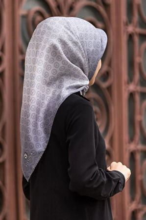 % 57 İPEK % 43 VİSKON Twill İpek Monogram Desenli Gümüş Renkli 90x90 Eşarp Dikim Şekli : El Dikişi