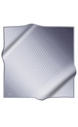 % 57 İPEK % 43 VİSKON Twill İpek Monogram Desenli Gümüş Renkli 90x90 Eşarp Dikim Şekli : El Dikişi