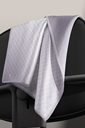 % 57 İPEK % 43 VİSKON Twill İpek Monogram Desenli Gümüş Renkli 90x90 Eşarp Dikim Şekli : El Dikişi