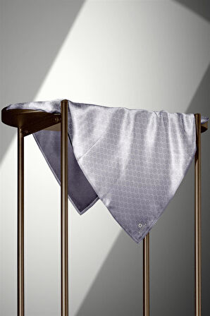 % 57 İPEK % 43 VİSKON Twill İpek Monogram Desenli Gümüş Renkli 90x90 Eşarp Dikim Şekli : El Dikişi