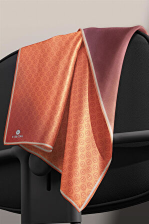 % 57 İPEK % 43 VİSKON Twill İpek Monogram Desenli Taba Renkli 90x90 Eşarp Dikim Şekli : El Dikişi