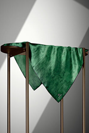 % 57 İPEK % 43 VİSKON Twill İpek Doku Desenli Zümrüt Yeşili Renkli 90x90 Eşarp Dikim Şekli : El Dikişi