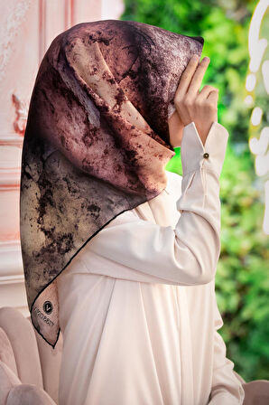 % 57 İPEK % 43 VİSKON Twill İpek Dokulu Ve Geometrik Desenli Pudra - Somon Renkli 90x90 Eşarp Dikim Şekli : El Dikişi