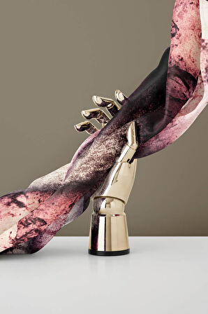 % 57 İPEK % 43 VİSKON Twill İpek Dokulu Ve Geometrik Desenli Pudra - Somon Renkli 90x90 Eşarp Dikim Şekli : El Dikişi