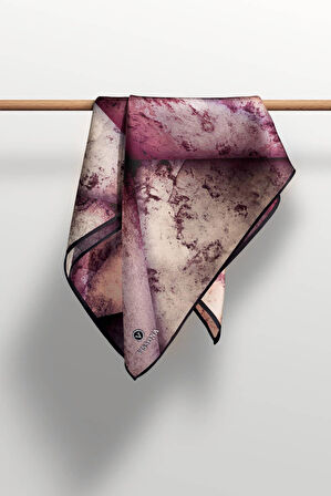 % 57 İPEK % 43 VİSKON Twill İpek Dokulu Ve Geometrik Desenli Pudra - Somon Renkli 90x90 Eşarp Dikim Şekli : El Dikişi