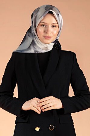%100 Twill İpek Yaprak Desenli Gri - Siyah Renkli 90x90 Eşarp Dikim Şekli : El Dikişi