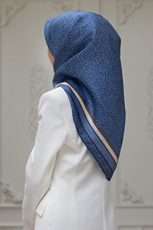 % 57 İPEK % 43 VİSKON Twill İpek Leopar Desenli İndigo - Krem Renkli 90x90 Eşarp Dikim Şekli : El Dikişi