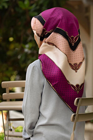 % 57 İPEK % 43 VİSKON Twill İpek Puantiyeli Ve Geometrik Desenli Mürdüm - Krem Renkli 90x90 Eşarp Dikim Şekli : El Dikişi