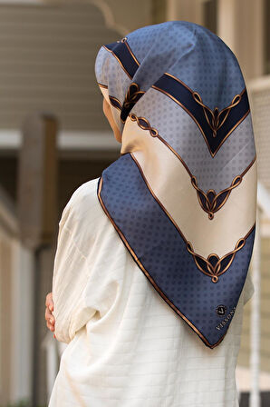 % 57 İPEK % 43 VİSKON Twill İpek Puantiyeli Ve Geometrik Desenli İndigo - Krem Renkli 90x90 Eşarp Dikim Şekli : El Dikişi