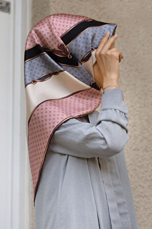 % 57 İPEK % 43 VİSKON Twill İpek Puantiyeli Ve Geometrik Desenli Pudra - Gri Renkli 90x90 Eşarp Dikim Şekli : El Dikişi
