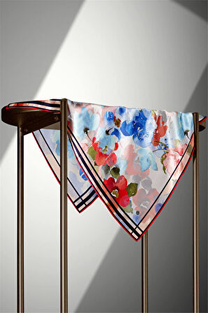 % 57 İPEK % 43 VİSKON Twill İpek Sulu Boyalı Çiçek Desenli Kırmızı - Bebe Mavisi Renkli 90x90 Eşarp Dikim Şekli : El Dikişi