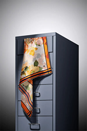 % 57 İPEK % 43 VİSKON Twill İpek Sulu Boyalı Çiçek Desenli Turuncu - Gold Renkli 90x90 Eşarp Dikim Şekli : El Dikişi