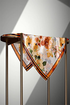 % 57 İPEK % 43 VİSKON Twill İpek Sulu Boyalı Çiçek Desenli Turuncu - Gold Renkli 90x90 Eşarp Dikim Şekli : El Dikişi