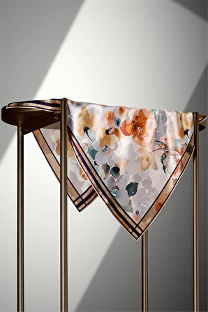 % 57 İPEK % 43 VİSKON Twill İpek Sulu Boyalı Çiçek Desenli Vizon - Turuncu Renkli 90x90 Eşarp Dikim Şekli : El Dikişi