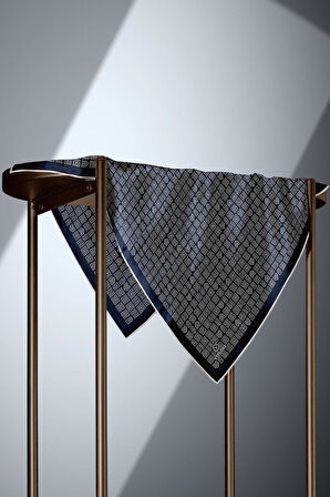 %57 İPEK %43 VİSKON Twill İpek Etnik Motif Desenli Lacivert - Krem Renkli 90x90 Eşarp Dikim Şekli : El Dikişi