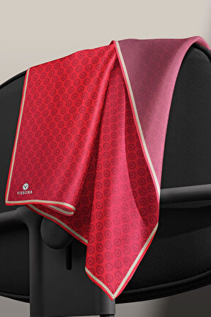 % 57 İPEK % 43 VİSKON Twill İpek Monogram Desenli Kırmızı Renkli 90x90 Eşarp Dikim Şekli : El Dikişi
