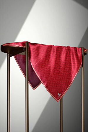 % 57 İPEK % 43 VİSKON Twill İpek Monogram Desenli Kırmızı Renkli 90x90 Eşarp Dikim Şekli : El Dikişi