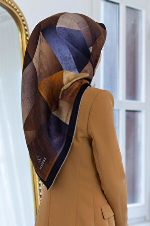 % 57 İPEK % 43 VİSKON Twill İpek Geometrik Desenli Kiremit - İndigo Renkli 90x90 Eşarp Dikim Şekli : El Dikişi