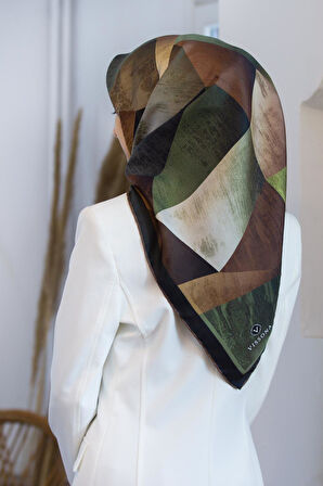 % 57 İPEK % 43 VİSKON Twill İpek Geometrik Desenli Haki - Sütlü Kahve Renkli 90x90 Eşarp Dikim Şekli : El Dikişi