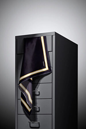 % 57 İPEK % 43 VİSKON Twill İpek Dokulu Şerit Desenli Siyah - Kremi Renkli 90x90 Eşarp Dikim Şekli : El Dikişi