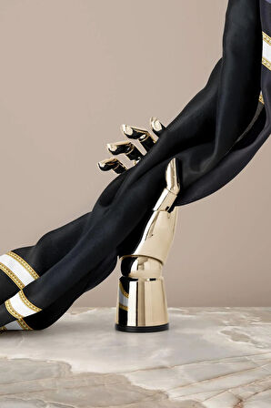 % 57 İPEK % 43 VİSKON Twill İpek Dokulu Şerit Desenli Siyah - Kremi Renkli 90x90 Eşarp Dikim Şekli : El Dikişi