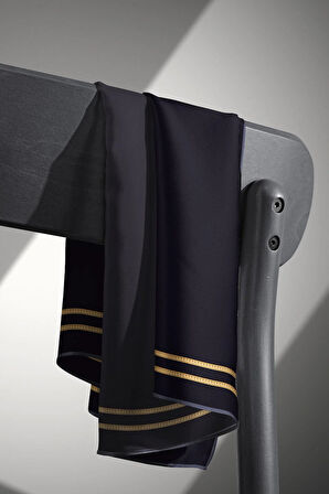 % 57 İPEK % 43 VİSKON Twill İpek Dokulu Şerit Desenli Siyah - Gold Renkli 90x90 Eşarp Dikim Şekli : El Dikişi