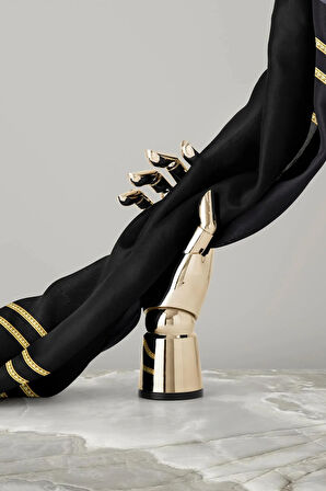 % 57 İPEK % 43 VİSKON Twill İpek Dokulu Şerit Desenli Siyah - Gold Renkli 90x90 Eşarp Dikim Şekli : El Dikişi