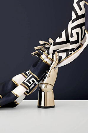 % 57 İPEK % 43 VİSKON Twill İpek Labirent Ve Geometrik Desenli Lacivert - Krem Renkli 90x90 Eşarp Dikim Şekli : El Dikişi