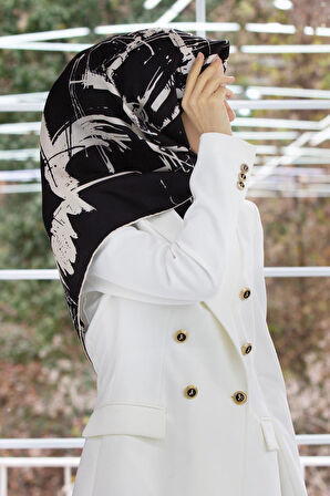 % 57 İPEK % 43 VİSKON Twill İpek Geometrik Desenli Siyah - Krem Renkli 90x90 Eşarp Dikim Şekli : El Dikişi