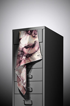 % 57 İPEK % 43 VİSKON Twill İpek Batik Çiçek Desenli Pudra - Bej Renkli 90x90 Eşarp Kenar Dikiş Şekli El Dikişli