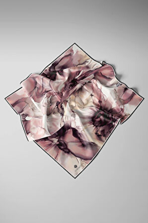 % 57 İPEK % 43 VİSKON Twill İpek Batik Çiçek Desenli Pudra - Bej Renkli 90x90 Eşarp Kenar Dikiş Şekli El Dikişli