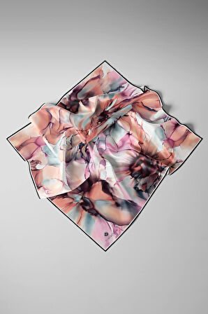 % 57 İPEK % 43 VİSKON Twill İpek Batik Çiçek Desenli Somon - Lila Renkli 90x90 Eşarp Kenar Dikiş Şekli El Dikişli